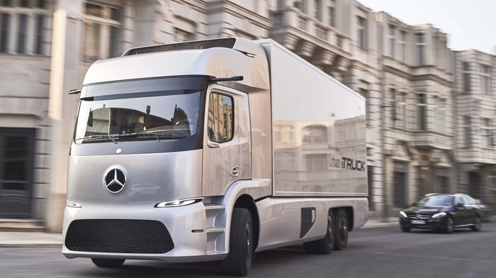 Mercedes ist bei den Lkw traditionell stark vertreten. Daher bringen die Stuttgarter auch gleich zwei Studien nach Hannover. Den Anfang macht der Urban eTruck. Wie der Name schon verrät, fährt diese rein elektrisch, wobei nicht ein zentral positionierter E-Motor für Vortrieb sorgt. Stattdessen sitzen kleine Aggregate direkt an den Radnaben der Hinterachse. Damit soll der eTruck bis zu 200 Kilometer weit kommen, gleichzeitig aber bis zu 26 Tonnen Gesamtgewicht verkraften. Für die Stromversorgung zeichnen drei Lithium-Ionen-Batteriepakete verantwortlich. Die Rückspiegel verbannte Mercedes auch gleich, stattdessen sorgen Kameras dafür, dass der Fahrer alles neben und hinter dem Urban eTruck ohne totem Winkel einsehen kann.