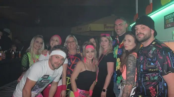 Vereinsmitglieder und freiwillige Helfer rockten die Bad-Taste-Party hinter der Bar.