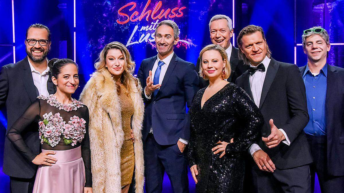 Das Team des satirischen Jahresrückblicks: Gastgeber Gerald Fleischhacker, Caroline Athanasiadis, Malarina, Gernot Kulis, Katharina Straßer, Alex Kristan, Gery Seidl und Daniel Sattler (von links)