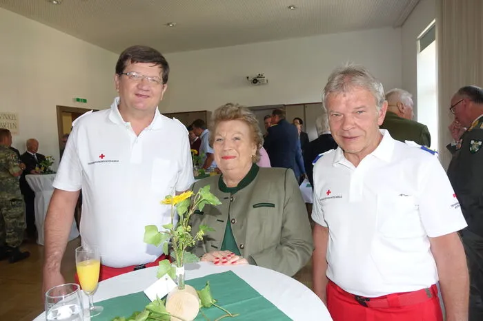 Die beiden Landesräte Anton Lang und Johann Seitinger ließen es sich ebenso wenig nehmen, beim Abschiedsempfang dabei zu sein, wie Steiermarks Militärkommandant Heinz Zöllner und der stellvertretende steirische Landespolizeidirektor Manfred Komericky. Vom Jägerbataillon 18 war der stellvertretende Kommandant Reinhard Bacher und Heeresmunitionslager Hieflau Kommandant Johannes Kernmayer gekommen.