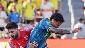 Amer Jamous (links) wusste sich oft nur mit Fouls zu helfen, wie hier gegen Richard Rios. Er flog in der 90. Minute vom Platz 