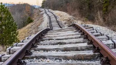 Keine Sorge. Das ist nicht die Koralmbahn, sondern eine stillgelegte Strecke in Kroatien. Man nennt sie  „Drunken Railway“. Das Foto stammt aus dem Buch „Lost Places in Kroatien“, das im Styria-Verlag erschienen ist