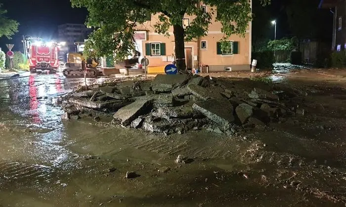Die aufgetürmten, weggerissenen Asphaltbrocken