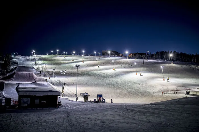 Ein Grund, der in diesem Zusammenhang nicht ganz von der Hand zu weisen ist, heißt Sirkka Levi und ist das größte Skigebiet Finnlands. Dessen Herz schlägt im sogenannten „Zero Point“, wo man Tickets kaufen und Touren buchen kann. Und wo man sich in der vorgegebenen Zeit von drei bis fünf Minuten in einem Skiverleih, der selbst den gelernten Alpenländer staunen lässt, für die 43 Pisten und 230 Kilometer Loipen ausstaffieren lässt.  