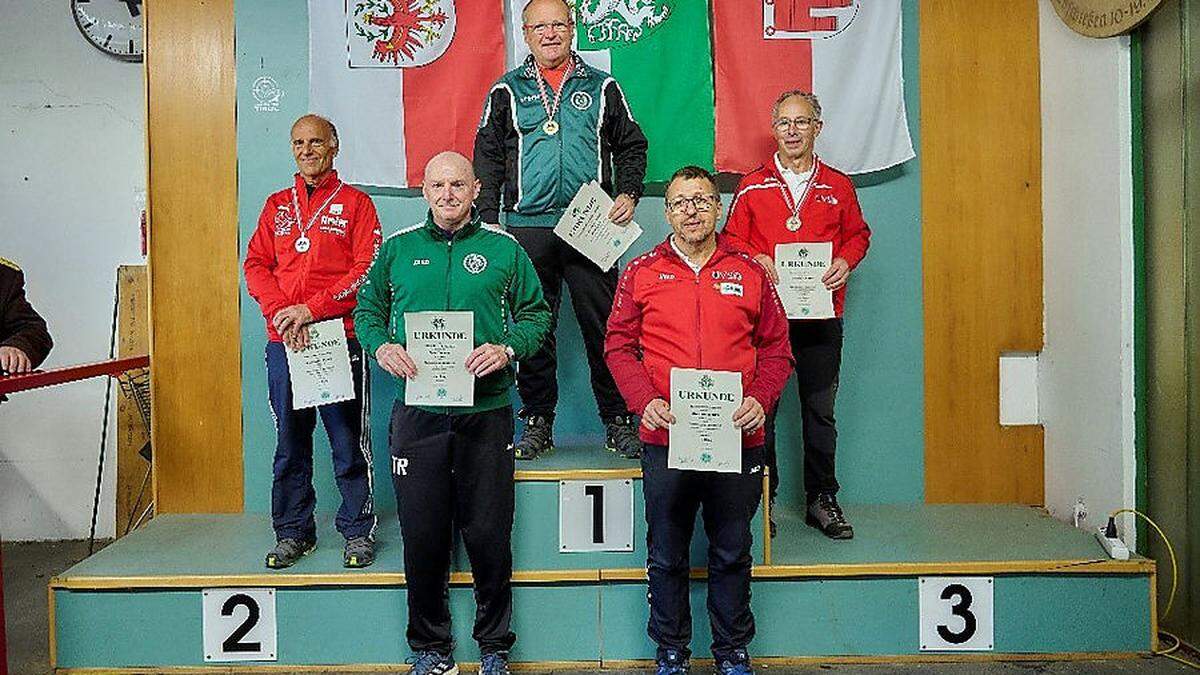 Schütze Werner Zöhrer (Mitte) vom Schützenverein Rosental holte sich die Goldene bei den Senioren 2