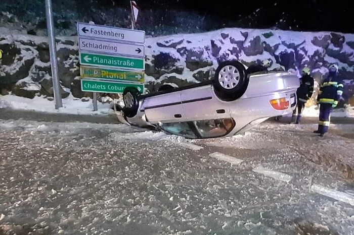 Um 0.45 Uhr wurden die Feuerwehren unweit der ersten Unfallstelle erneut alarmiert, weil wieder ein Auto am Dach gelandet war.