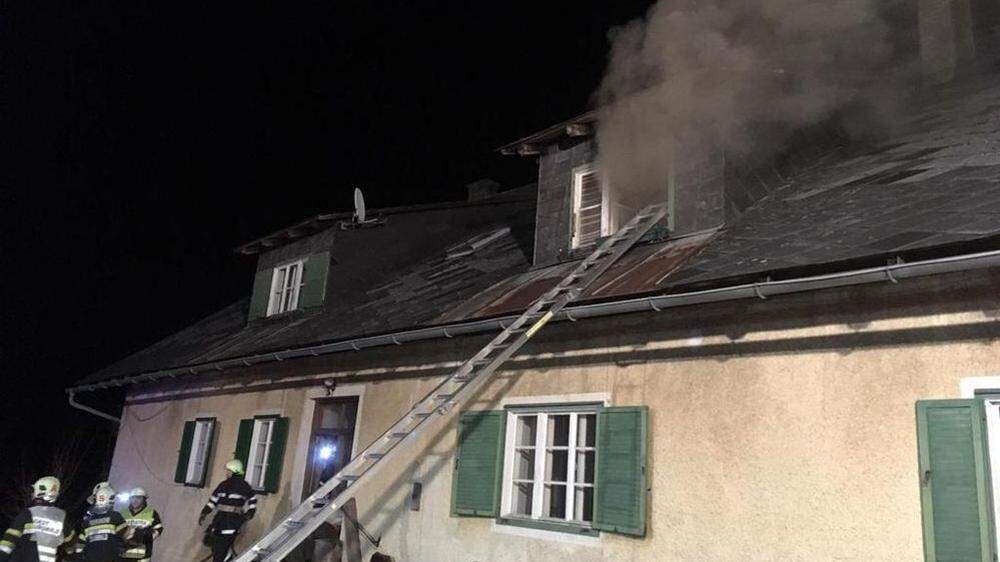 Die Einsatzkräfte der Feuerwehr konnten zwei eingeschlossene Bewohner aus dem verrauchten Haus retten
