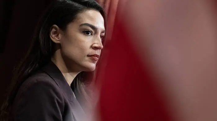 Das Bild zeigt Alexandria Ocasio-Cortez