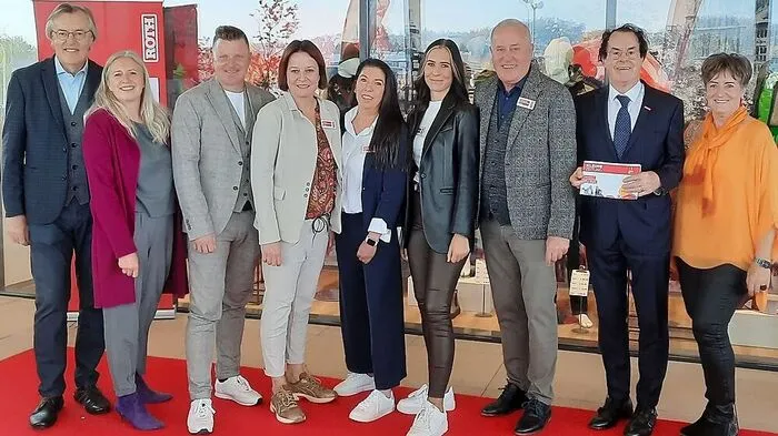 3000 m² Fläche soll das neue, zweigeschossige Modehaus Roth im GEZ Gleisdorf aufweisen. Der erste Stock wurde fertiggestellt und feierlich eröffnet, derzeit wird das Erdgeschoss umgebaut - die Fertigstellung ist im Frühjahr 2023 geplant.