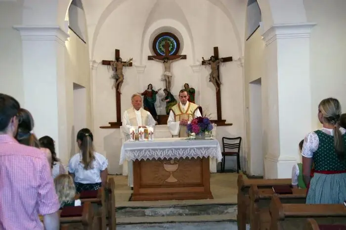 Die Feierstunde begann mit einem Gottesdienst, zelebriert von Pfarrer Adolf Höfler und Pfarrprovisor Wolfgang Pristavec, der auch die Segnung des Feuers vornahm. 