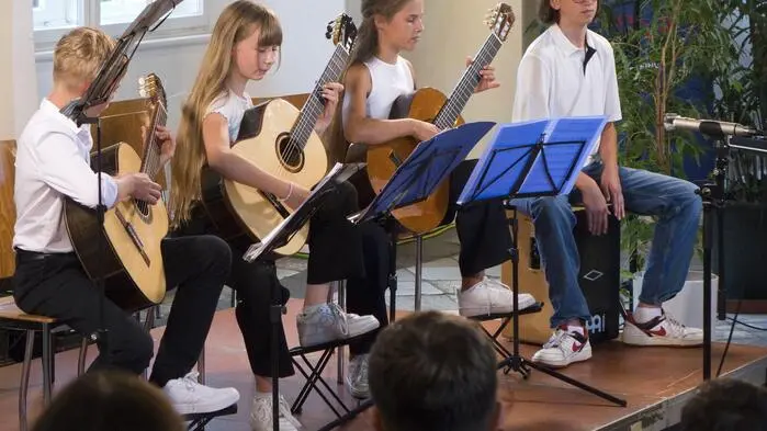 Den Beginn machten Schülerinnen und Schüler der Musikschule Knittelfeld, die mit einer fein abgestimmten Besetzung aus Gitarren, Flöte und Percussion drei stimmungsvolle Stücke präsentierten und dabei ihr musikalisches Können unter Beweis stellten.
