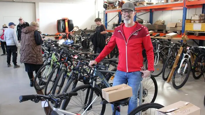 Bereits zum 12.Mal organisierten die Mitglieder der Crazy Cross Biker unter Obmann und Bürgermeister Bernd Mara (Bild) den traditionellen Radbasar mit einer großen Auswahl an Fahrrädern, E-Bikes, Scooter, Rollerskates, Radhelmen und Zubehör.