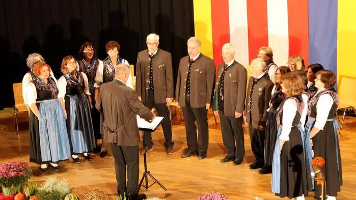 Zum traditionellen Herbstkonzert lud am Freitagabend der Volksliedchor Althofen/Treibach (Foto). Neben dem Veranstalter (Obfrau Doris Hofstätter, Chorleiter Jakob Feichter) wirkten weiters „Da-8Gsong“ sowie das Altsteirer-Trio Lemminger, welches extra aus dem Ennstal in der Steiermark angereist kam, mit.