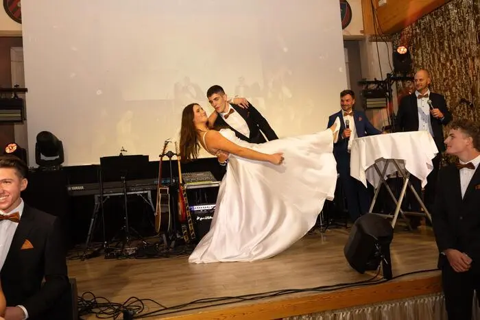 Die Polonaise der Maturantinnen und Maturanten verband elegante Tanzschritte mit passender Western-Musik und sorgte für einen besonderen Programmpunkt.