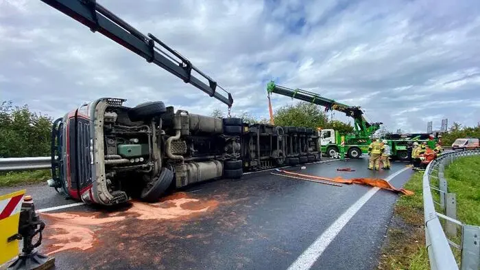 Der Lkw stürzte beim Knoten Graz-West um. Der Lenker blieb unverletzt.