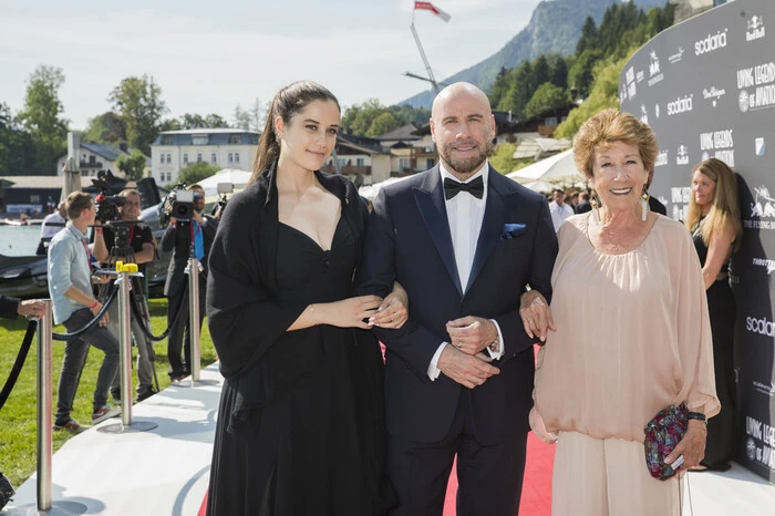 John Travolta ist selbst Pilot und flog mit einem Falcon Jet aus Beverly Hills zum Hangar 7 nach Salzburg. Am Red Carpet zeigte sich der Schauspieler, der aus Filmen wie "Saturday Night Fever" oder "Pulp Fiction" bekannt ist, mit seiner Tochter Ella Bleu und Schwester Helen Travolta.