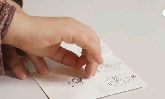 Zieh den Klebesteifen ab!