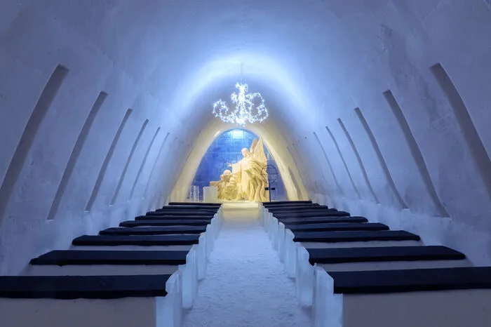 Das Snow Hotel liegt in Lappland und bietet Reisenden Zimmer der besonders „coolen“ Art: Sie bestehen komplett aus Eis und Schnee und haben eine Durchschnittstemperatur von -5 °C. Kalt wird es den Gästen jedoch nicht – Betten mit wärmender Lammfellhaut und Schlafsäcke mit kuscheligem Fleecefutter sorgen für warme Nächte.