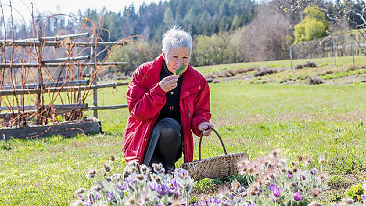 Romana Seunig in ihrem riesigen Kräutergarten