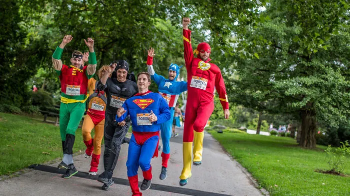"Kärnten Läuft" startete am Freitagabend mit dem "Night Run". Lustige Kostüme wohin man schaut.