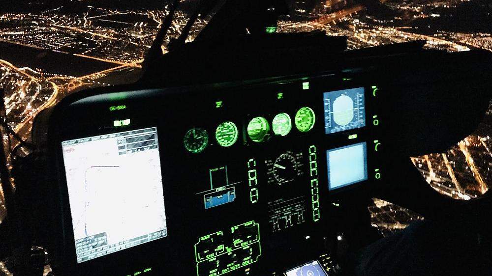 Mit ausgeschalteten Lichtern wird der Hubschrauber vom Boden aus nahezu unsichtbar