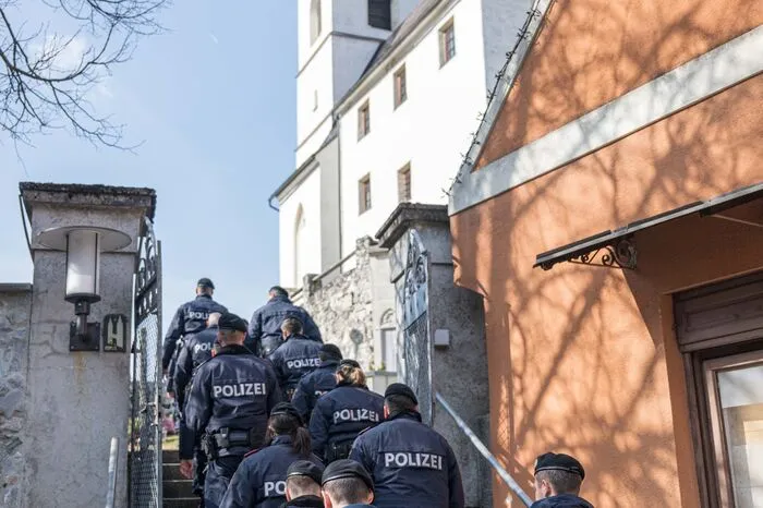 In den Mittagsstunden trafen Delegationen von Uniformierten ein, um von ihrem Kollegen Abschied zu nehmen