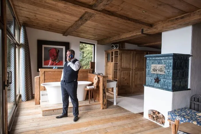 Herzstück bildet ein aus Osttirol nach Seefeld umgesiedeltes, circa 200 Jahre altes Bauernhaus.