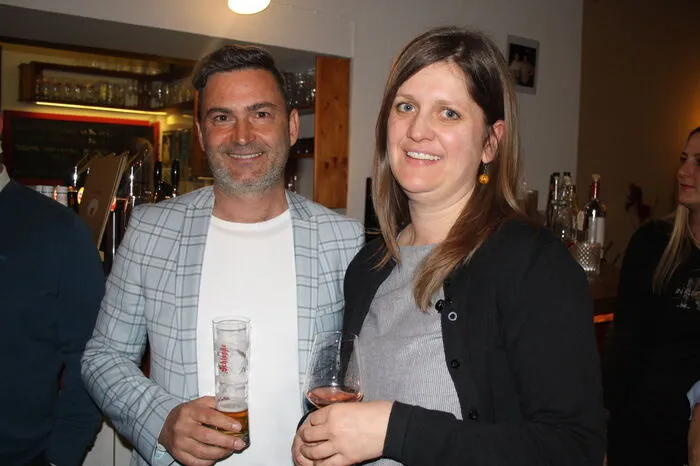 Bürgermeister Markus Lakounigg und Eva-Maria Nuart von der Schafskäserei Nuart vulgo Hafner in Waisenberg