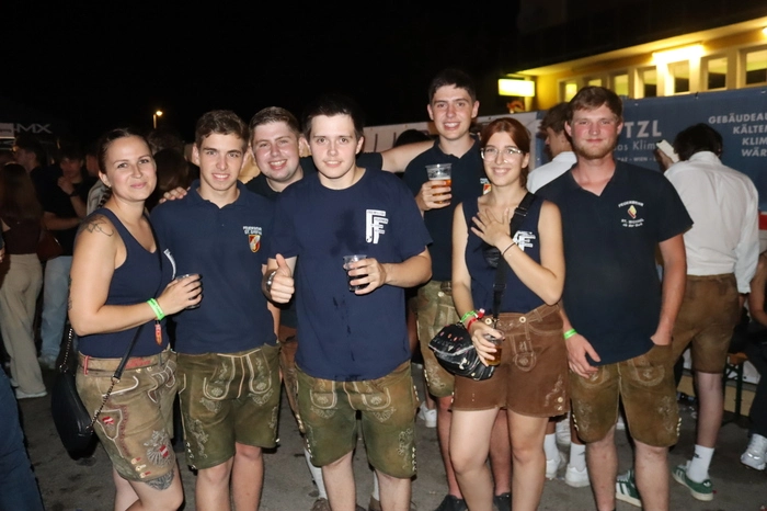 Viele Feuerwehrkameraden aus den umliegenden Wehren feierten Freitagnacht mit der FF Tainach.