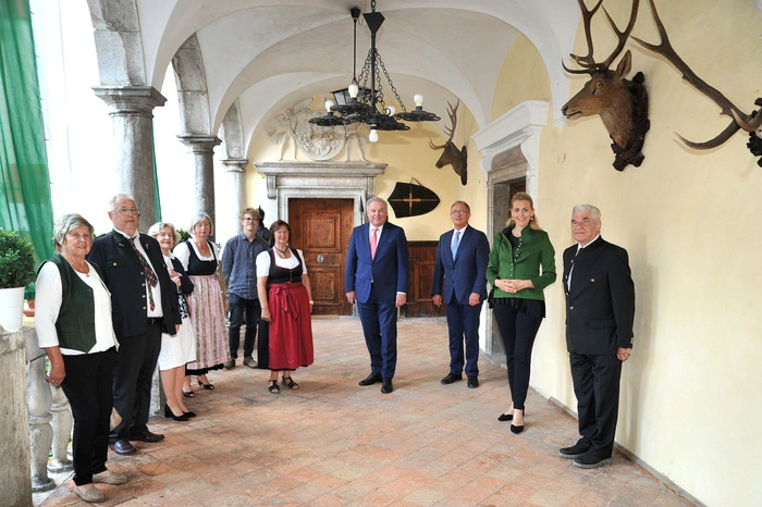 Ministerin Christine Aschbacher und Landeshauptmann Hermann Schützenhöfer mit der Familie Niederl