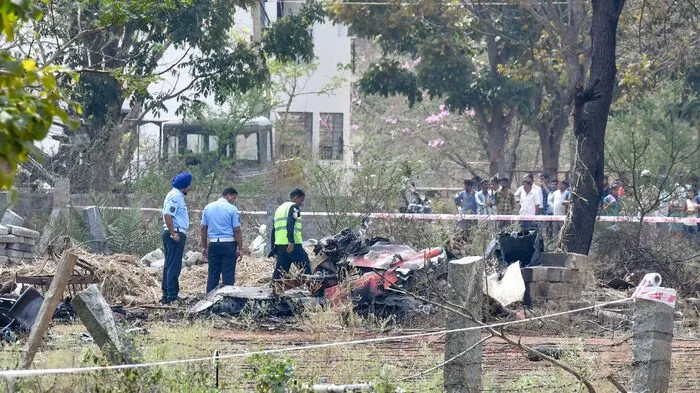 Heute morgen gegen 11.45 Uhr Ortszeit sind über der Yelahanka Air Force Base in Bengaluru in Indien zwei Hawk Mk.132-Trainer des indischen Kunstflugteams Surya Kiran zusammengestoßen und abgestürzt.