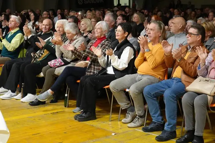 Mit langem Applaus bedankte sich das Publikum für einen Abend voller Musik, Humor und mitreißender Blasmusiktradition.