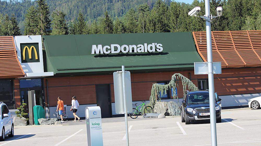 McDonald’s Kunden werden von der Video-Kamera vor dem Restaurant im Gewerbepark Völkermarkt erfasst