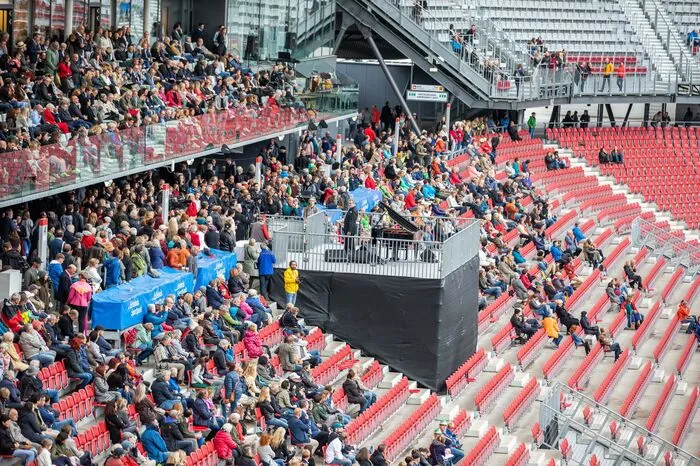 Über die Besucherzahl wird wohl gestritten werden. Kenner des Stadions sprechen von gut 5000 Besuchern, die während der Eröffnung im Stadion waren.