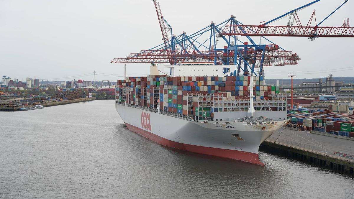 Containerschiff im Hamburger Hafen