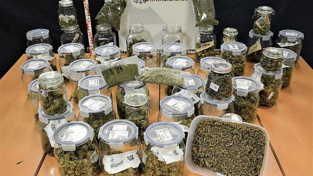 Bei einer Hausdurchsuchung am 10. Februar wurden rund fünf Kilo Cannabisblüten, 650 Gramm Cannabisharz, 25 Gramm Kokain, 34 Fläschchen LSD-Tropfen und eine kleine Anzahl an Ecstasy-Tabletten und MDMA sichergestellt.