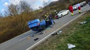 Der Pkw kam auf dem Dach liegend zum Stillstand