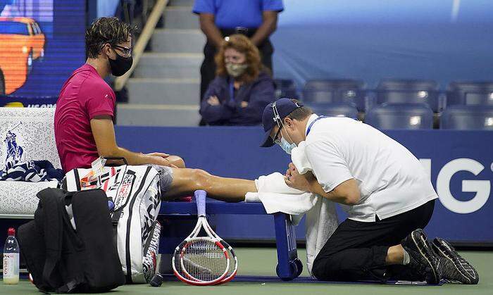 Thiem ließ sich nach dem Tiebreak auf dem Platz an seinem rechten Fuß behandeln