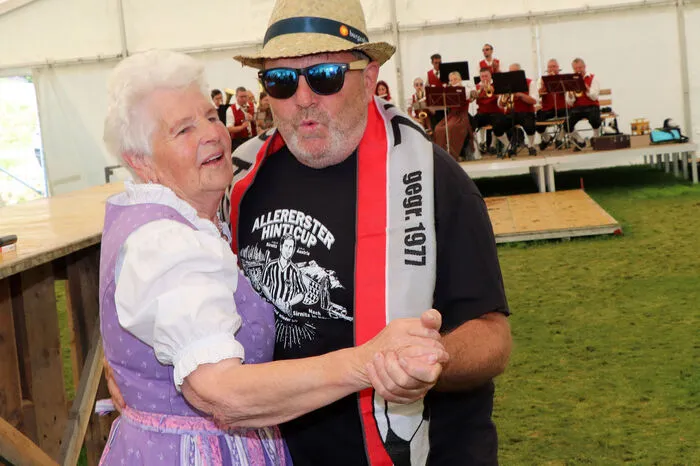 HINTI-Cup Star: Oma Augustine "Gusti" Hinteregger wagte auch ein Tänzchen mit ihren Fans!