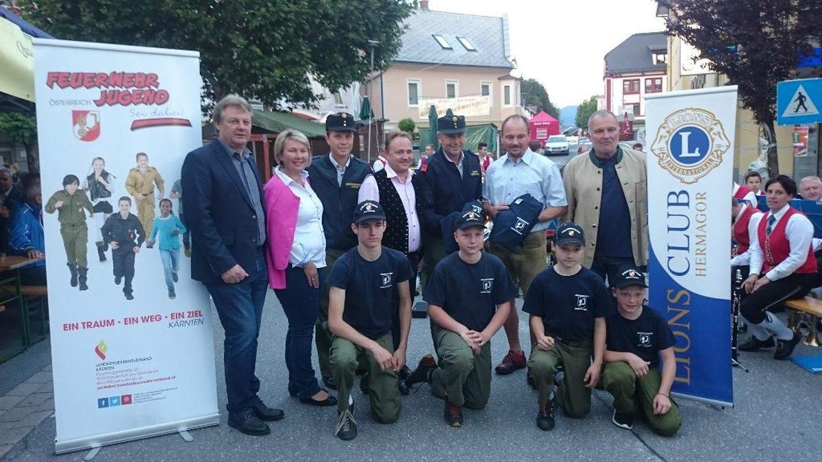 Vizebürgermeister Leopold Astner, Stadträtin Christina Ball, Bezirksfeuerwehrkommandant Rudolf Robin, Bürgermeister Siegfried Ronacher, Bezirksjugendbeauftragter Franz Pfaffenberger, Erich Semmelrock vom Lions Club mit den jungen Feuerwehrmännern