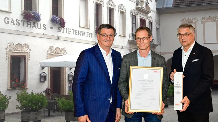 Bei der Urkundenverleihung für 30 Jahre Unternehmensführung: Jürgen Mandl, Siegfried Duller und Rudolf Bredschneider (von links) 