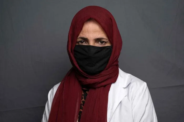 Die Ärztin und Psychologin Mursal, 35, posiert für ein Porträt an einem ungenannten Ort in Afghanistan. Ein am Mittwoch veröffentlichter Bericht der Hilfsorganisation Save the Children skizziert ein düsteres Bild. 26 Prozent der afghanischen Mädchen würden Anzeichen von Depressionen zeigen.