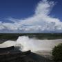 Staudamm in Brasilien | Wasser fließt am Itaipu-Wasserkraftwerk an der gemeinsamen Grenze zwischen Paraguay und Brasilien