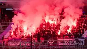 Fans der Austria Klagenfurt zünden rote Bengalos | Die Fanklubs der Austria Klagenfurt sehen Jonkes mögliches Engagement sehr kritisch