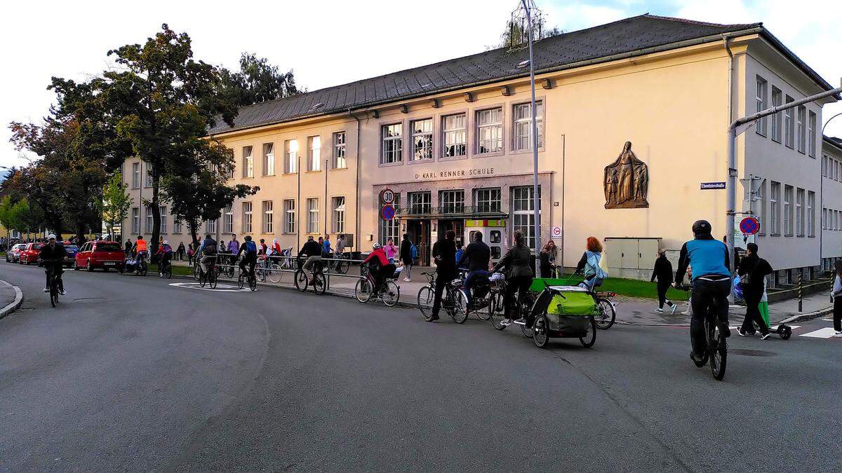 Vor den Schulen fand ein Lokalaugenschein mit Politikern statt.