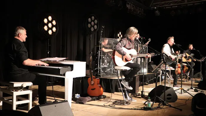 Die Band von Links: Josef Düregger (Klavier), Willi Ganster (Gitarre), Harald Vorraber (Schlagzeug), Markus Kulmer (Bass), Andreas Wilding (Gitarre) und Mario Strauss (Keyboard).