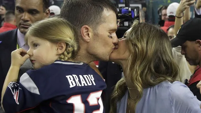 Die Patriots lagen schon mit 25 Punkten zurück, schafften aber eine nie da gewesene Aufholjagd. Es war das erste Endspiel der National Football League, das nicht in der regulären Spielzeit entschieden wurde. Mit seinem fünften Super-Bowl-Triumph setzte sich Brady an die alleinige Spitze der Rekordliste für Quarterbacks. Die Falcons verpassten den ersten NFL-Titel.