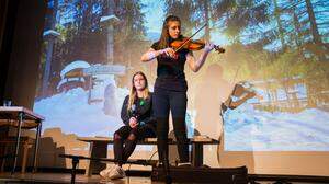 Angelina Krinjski und Lara Weitlaner teilten ihre Erfahrungen mit dem Publikum
