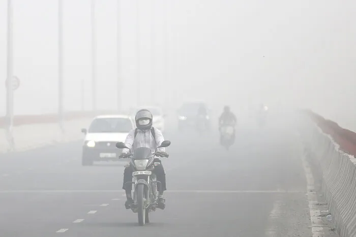 "Delhi ist zu einer Gaskammer geworden", twitterte der Regierungschef der Hauptstadt, Arvind Kejriwal. Er machte das Abbrennen von Ernterückständen durch Bauern in benachbarten Bundesstaaten für den Smog verantwortlich.