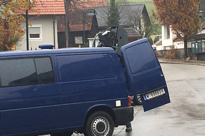 Ein Wärmebildkamerawagen der Cobra ist ebenfalls im Einsatz.